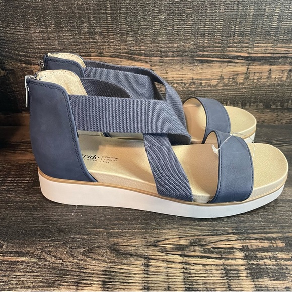 NWOT Women’s Platform Sandals with Navy Crisscross Straps Sz 8M - Picture 2 of 6